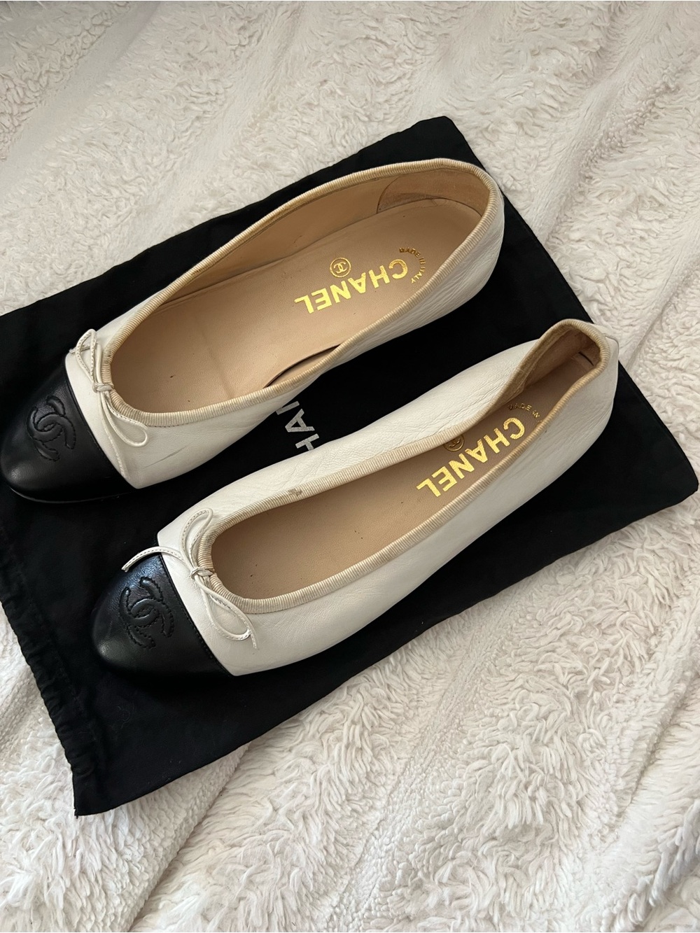 CHANEL White Leather Ballet Flats with Black Cap Toe - Picture 2 of 4